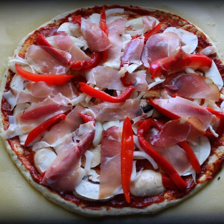 Krok 2 - Pizza z szynką parmeńską i czerwoną papryką foto