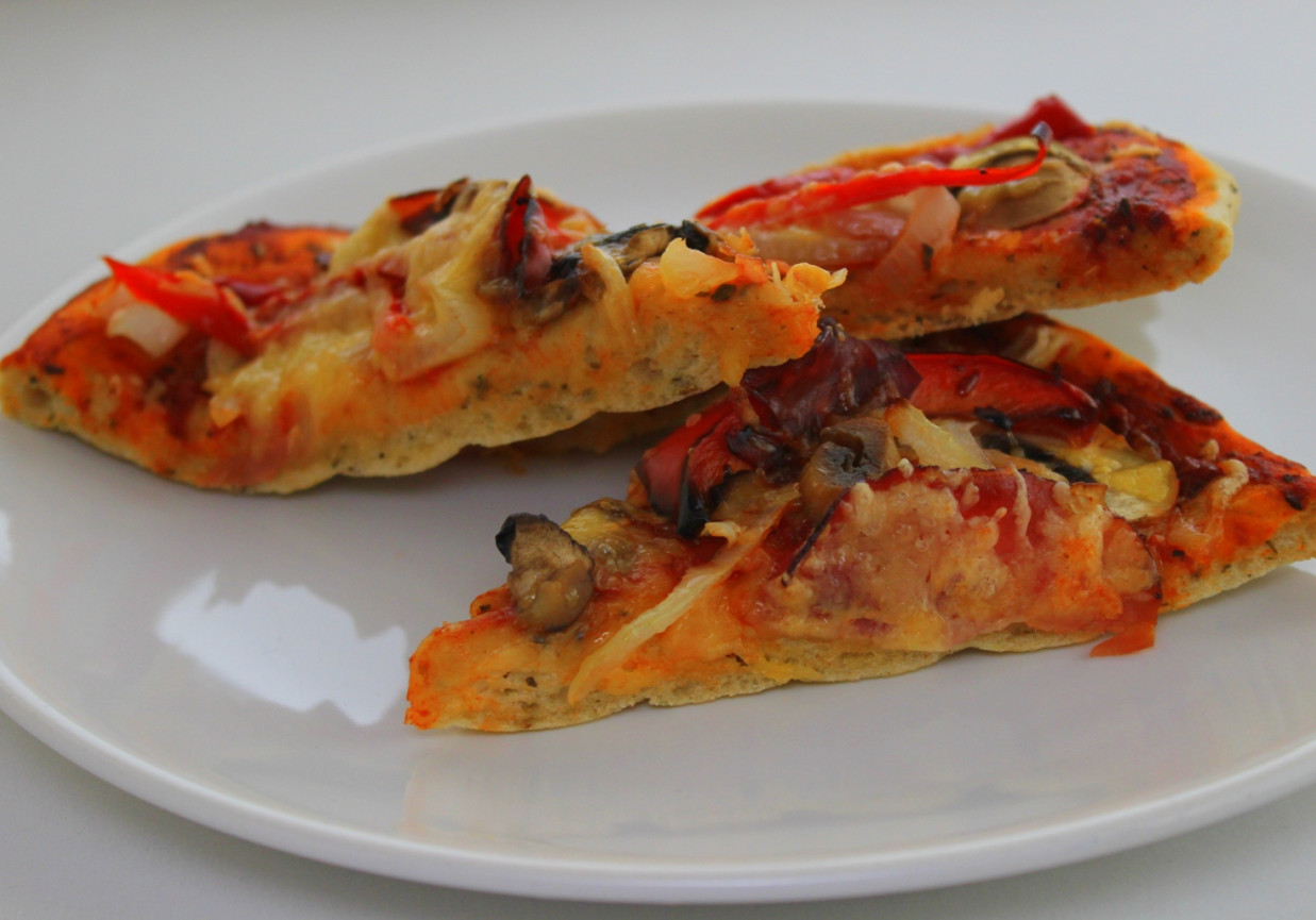 Pizza z szynką parmeńską i czerwoną papryką foto