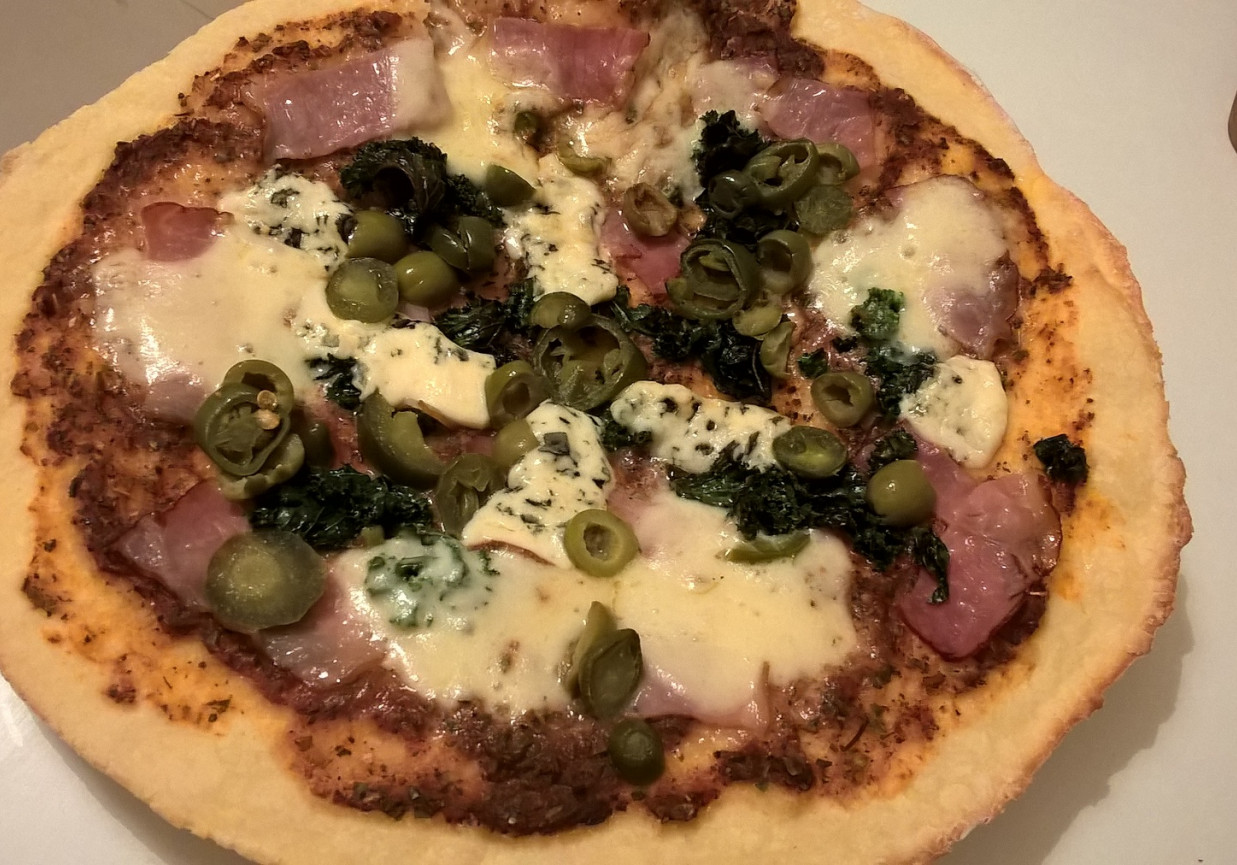 Pizza z szynką parmeńską i jarmużem foto