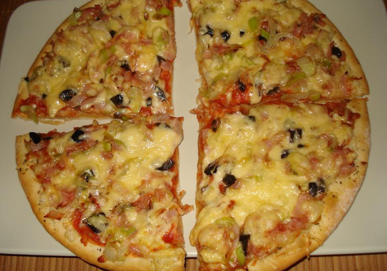 Pizza z szynką parmeńską, porem i czarnymi oliwkami foto