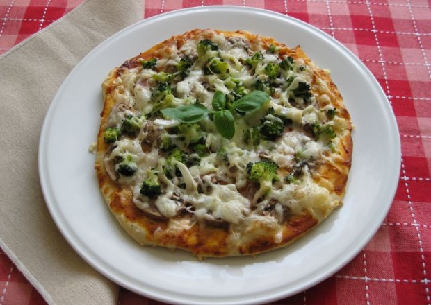 Fotografia przedstawiająca Pizza z szynką, pieczarkami i brokułami