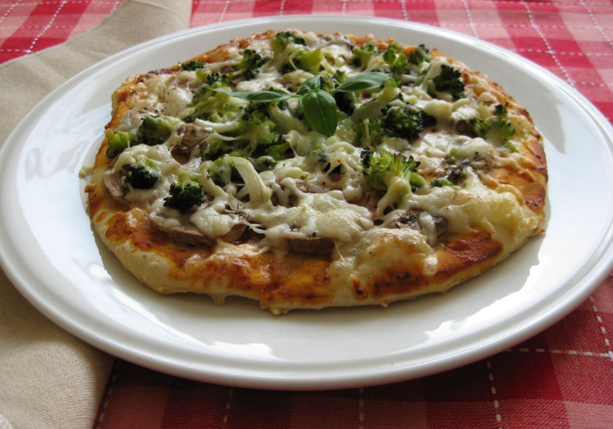 Pizza z szynką, pieczarkami i brokułami  foto