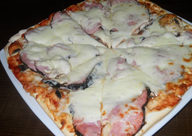 Fotografia przedstawiająca Pizza z szynka pieczarkami i kukurydzą