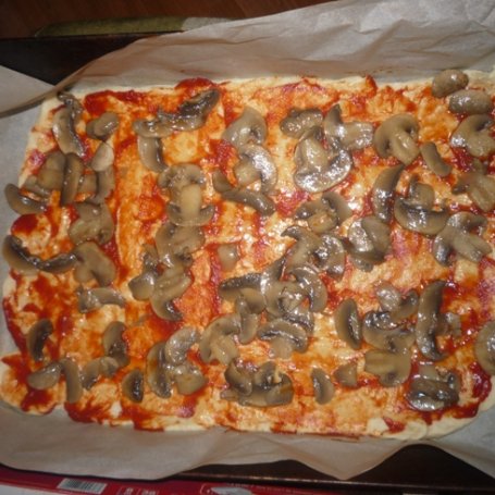 Krok 5 - Pizza z szynką, pieczarkami i serem mozarella foto