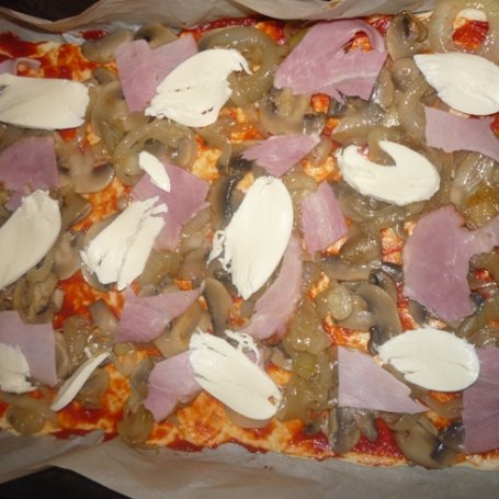 Krok 6 - Pizza z szynką, pieczarkami i serem mozarella foto