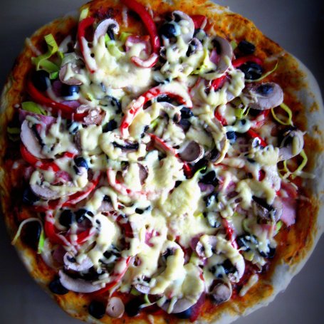 Krok 4 - Pizza z szynką, porem, czarnymi oliwkami i papryką foto