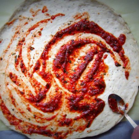 Krok 1 - Pizza z szynką, porem, czarnymi oliwkami i papryką foto