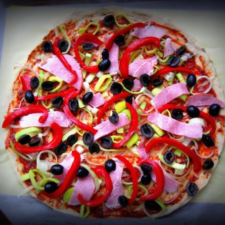Krok 3 - Pizza z szynką, porem, czarnymi oliwkami i papryką foto