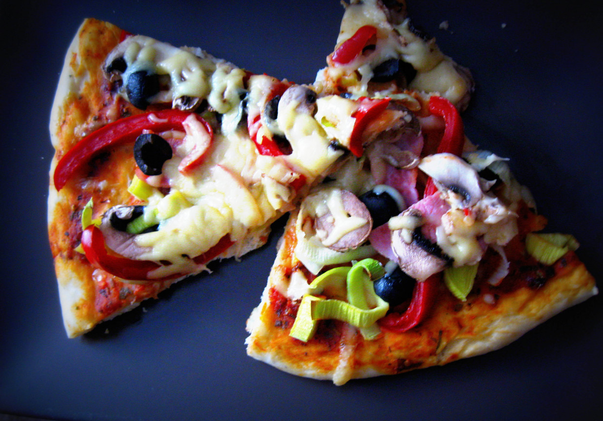 Pizza z szynką, porem, czarnymi oliwkami i papryką foto