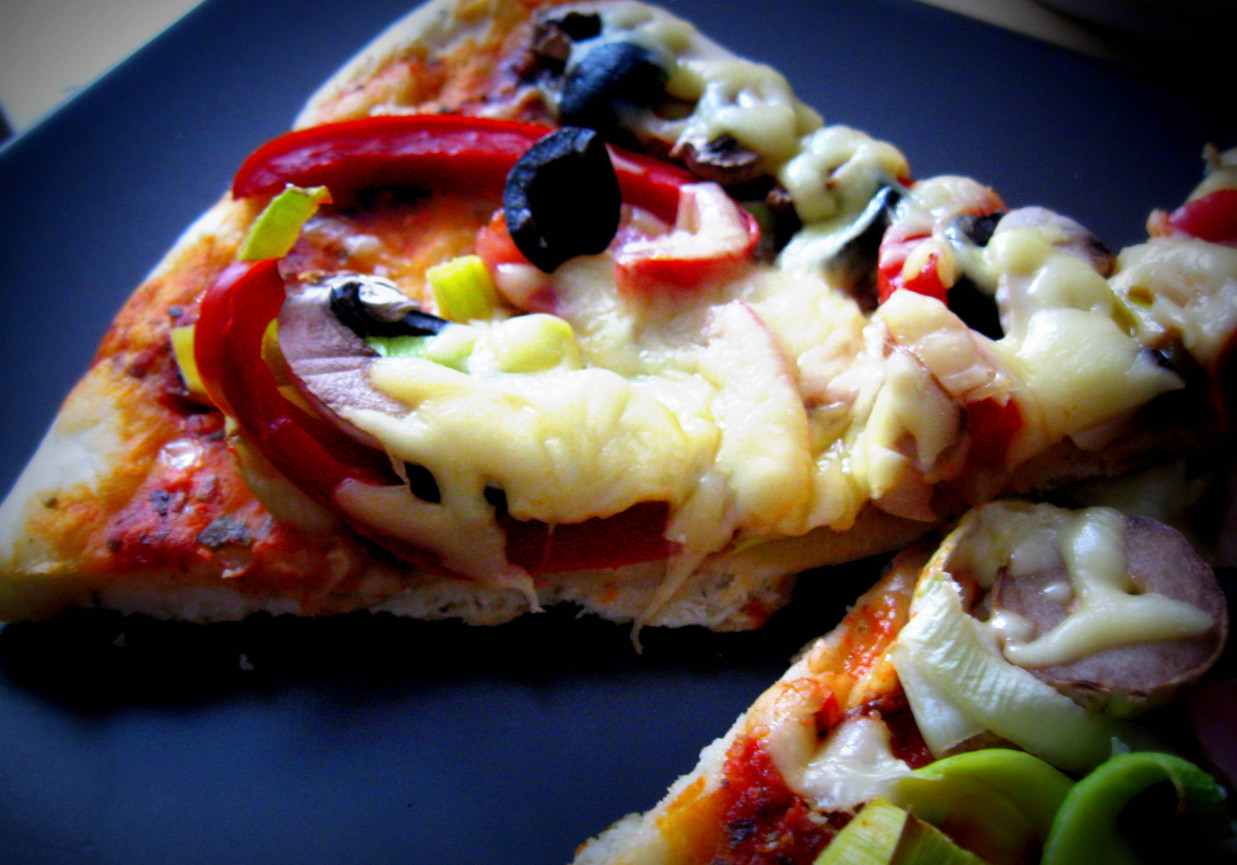 Pizza z szynką, porem, czarnymi oliwkami i papryką foto
