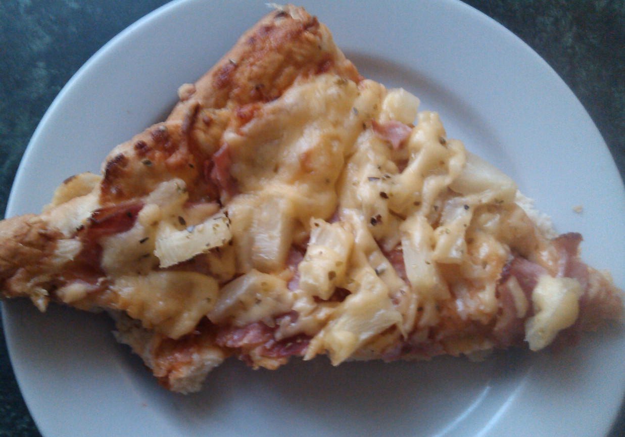 Pizza z szynką, serem i ananasem foto