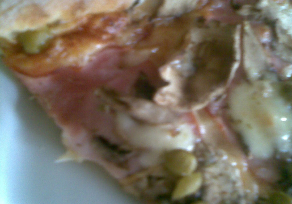 Pizza z szynką, serem, pieczarkami i groszkiem foto