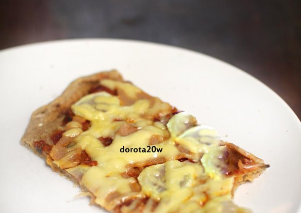 Fotografia przedstawiająca Pizza z szynką sojową i świeżymi ogórkami