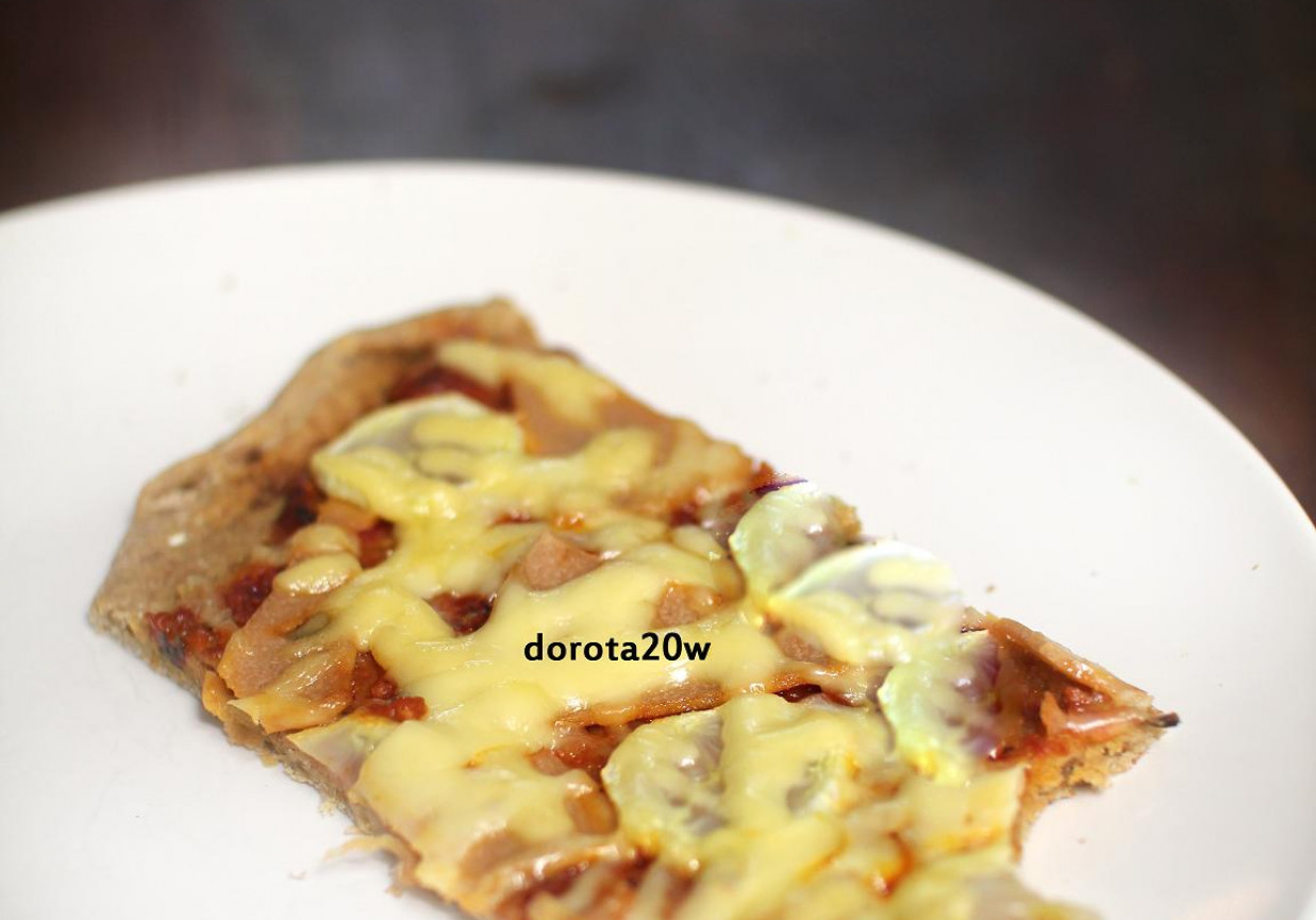 Pizza z szynką sojową i świeżymi ogórkami foto