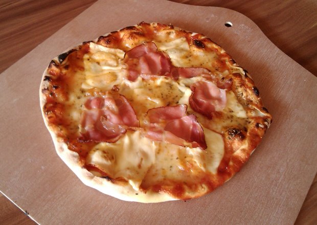 Fotografia przedstawiająca Pizza z szynką szwarcwaldzką pieczona na kamieniu