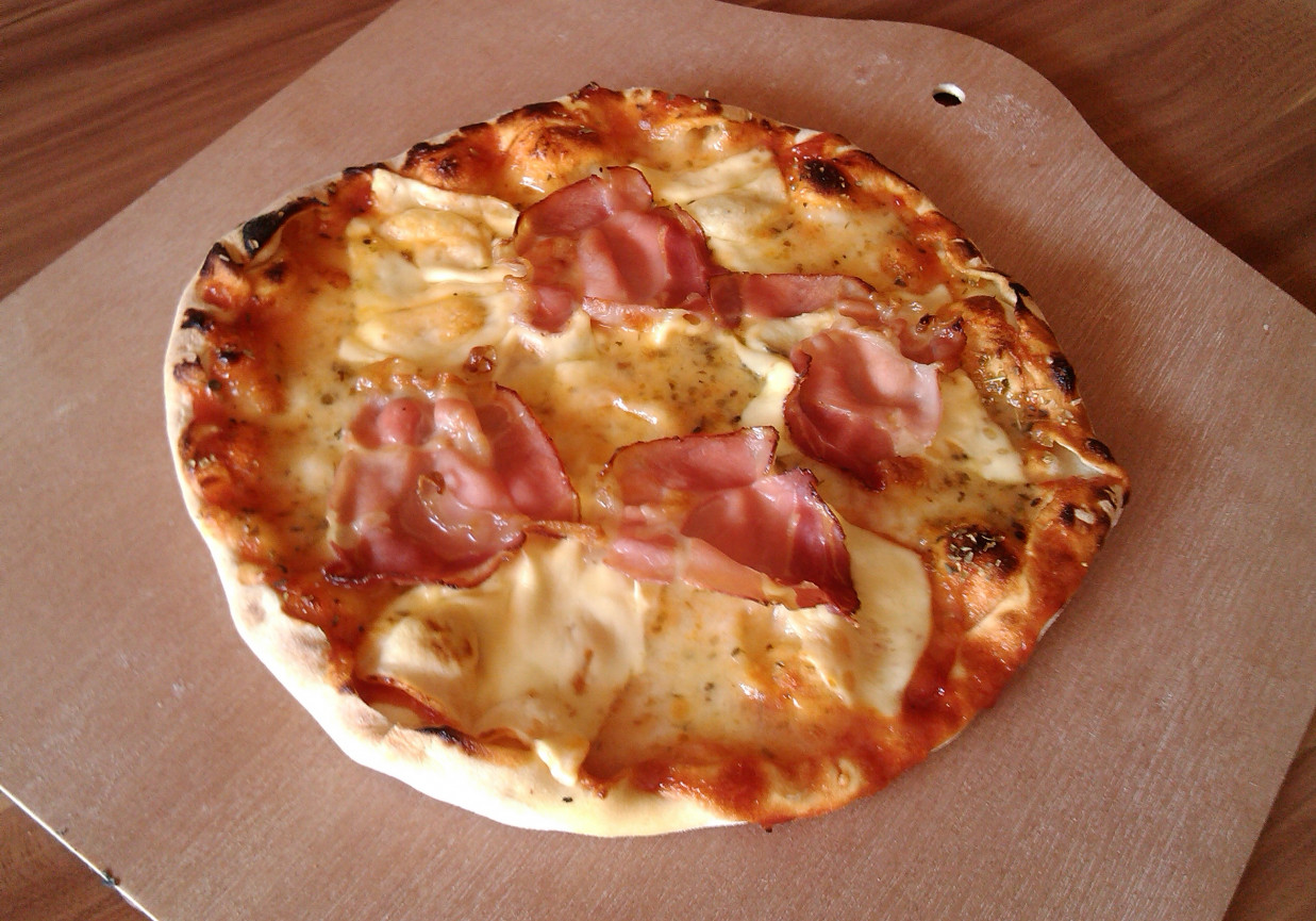 Pizza z szynką szwarcwaldzką pieczona na kamieniu  foto