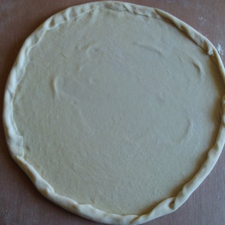 Krok 5 - Pizza z szynką szwarcwaldzką pieczona na kamieniu  foto