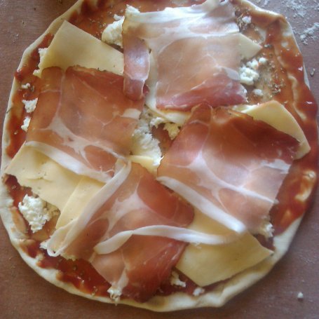 Krok 6 - Pizza z szynką szwarcwaldzką pieczona na kamieniu  foto