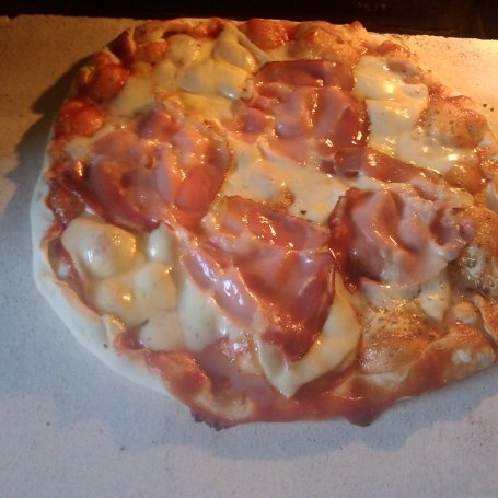 Krok 7 - Pizza z szynką szwarcwaldzką pieczona na kamieniu  foto
