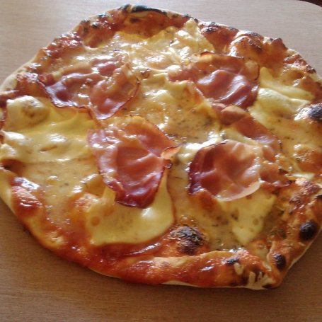 Krok 8 - Pizza z szynką szwarcwaldzką pieczona na kamieniu  foto