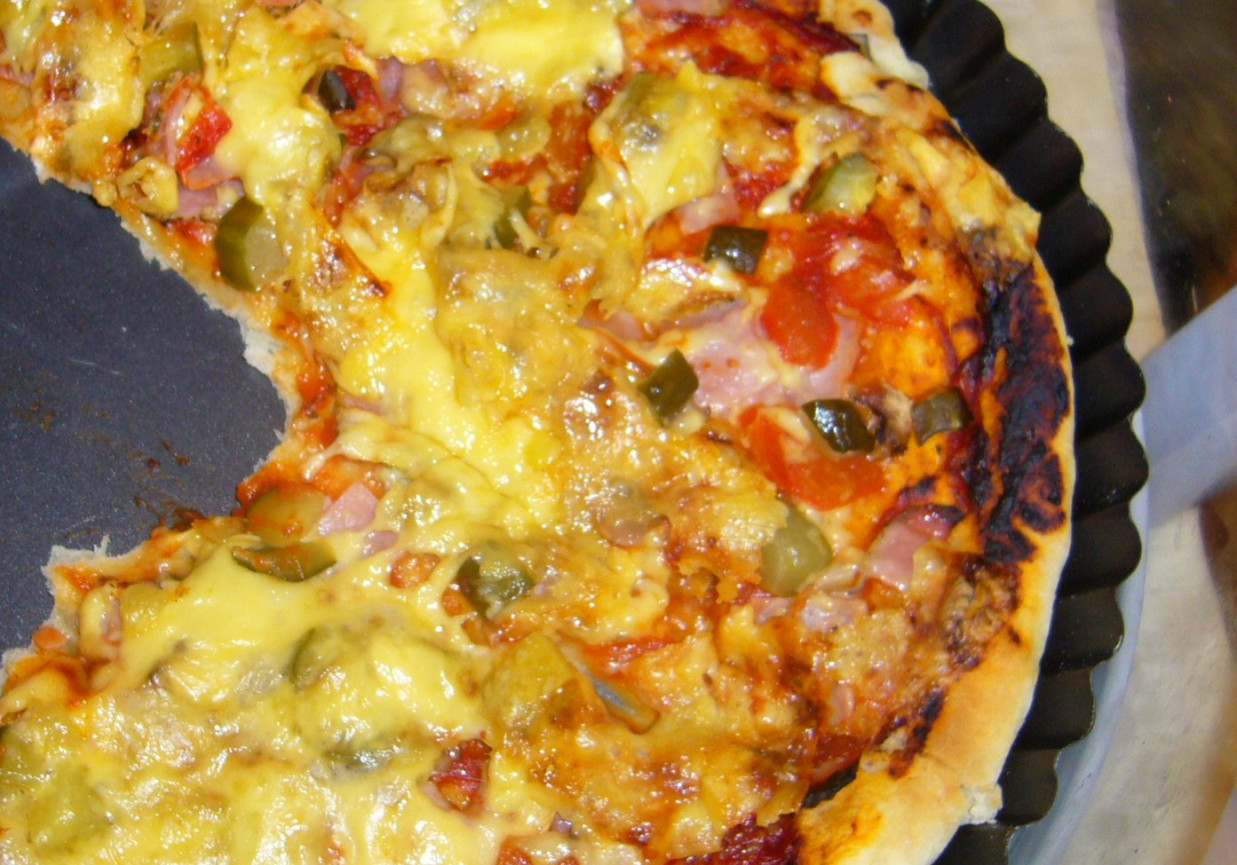 Pizza z szynką w obsypce gyros foto