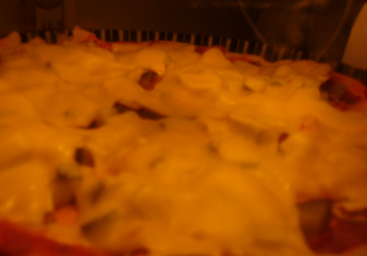 Pizza z szynką w obsypce gyros foto