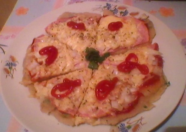 Fotografia przedstawiająca pizza z szynką z patelni