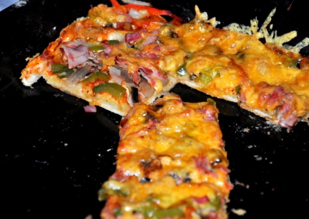 Fotografia przedstawiająca Pizza z szynką