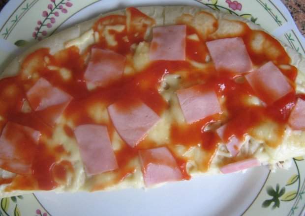 Fotografia przedstawiająca Pizza z szynką