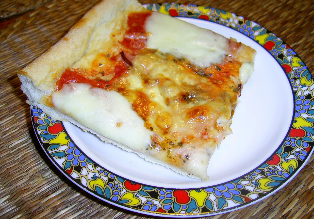 Pizza z szynką foto