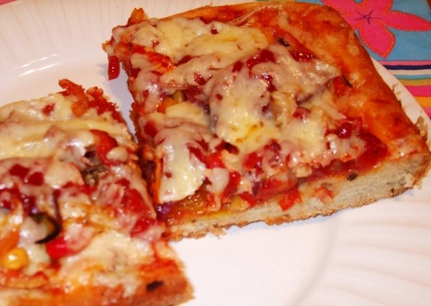 Fotografia przedstawiająca Pizza z szynka
