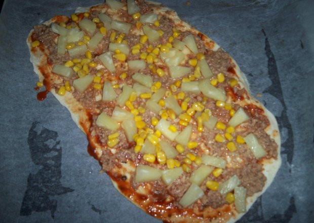 Fotografia przedstawiająca Pizza z tuńczykiem, ananasem i kukurydzą