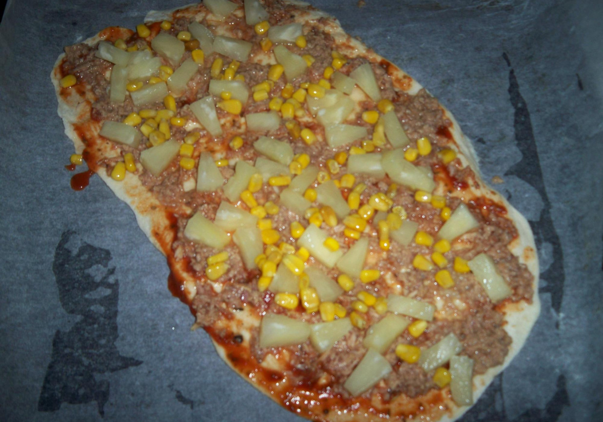 Pizza z tuńczykiem, ananasem i kukurydzą foto