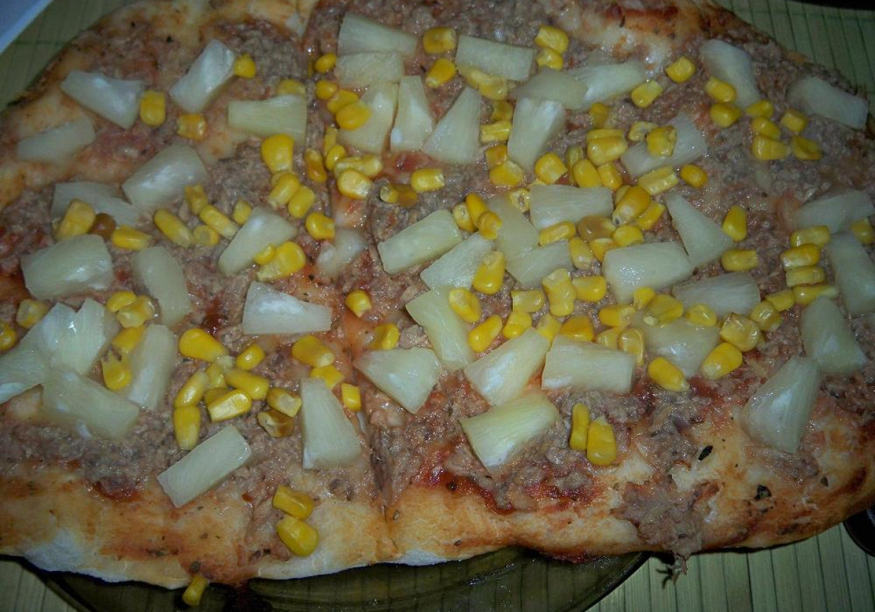 Pizza z tuńczykiem, ananasem i kukurydzą foto