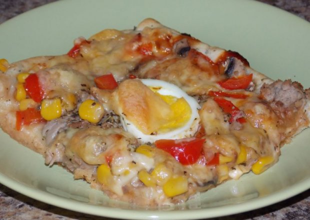 Fotografia przedstawiająca Pizza z tuńczykiem i jajkiem