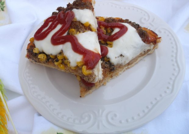 Fotografia przedstawiająca Pizza z tuńczykiem, kukurydzą i serem mozzarella.