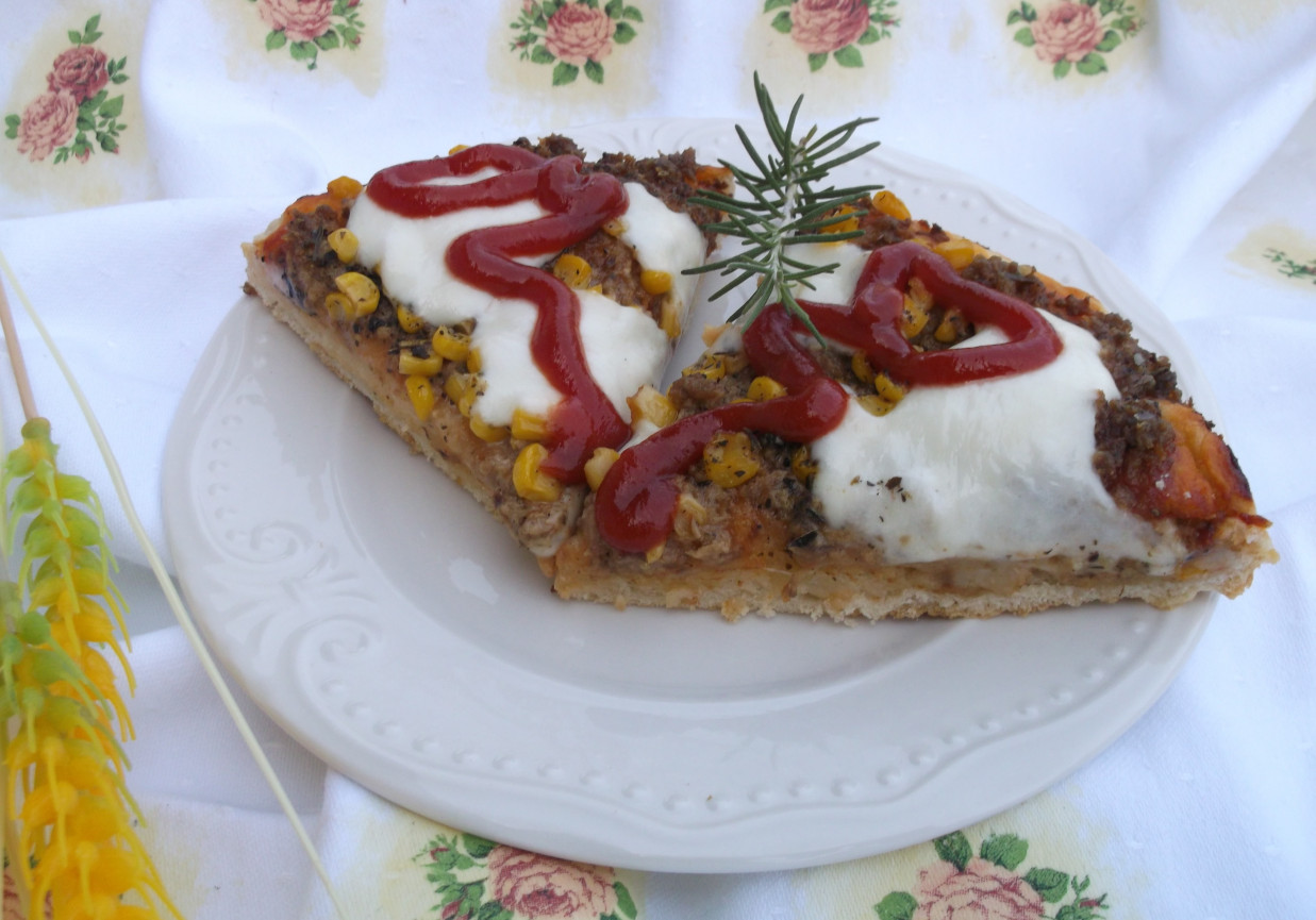 Pizza z tuńczykiem, kukurydzą i serem mozzarella. foto