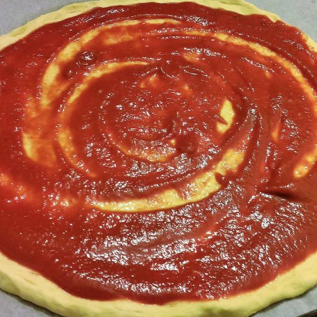 Krok 2 - Pizza z tuńczykiem foto