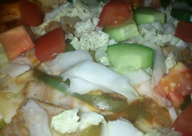 Fotografia przedstawiająca pizza z warzywami i kurczakiem