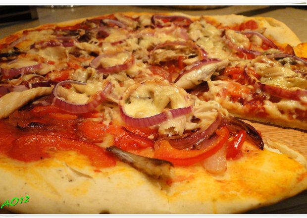 Fotografia przedstawiająca Pizza z wędzoną makrelą i czerwoną cebulą.