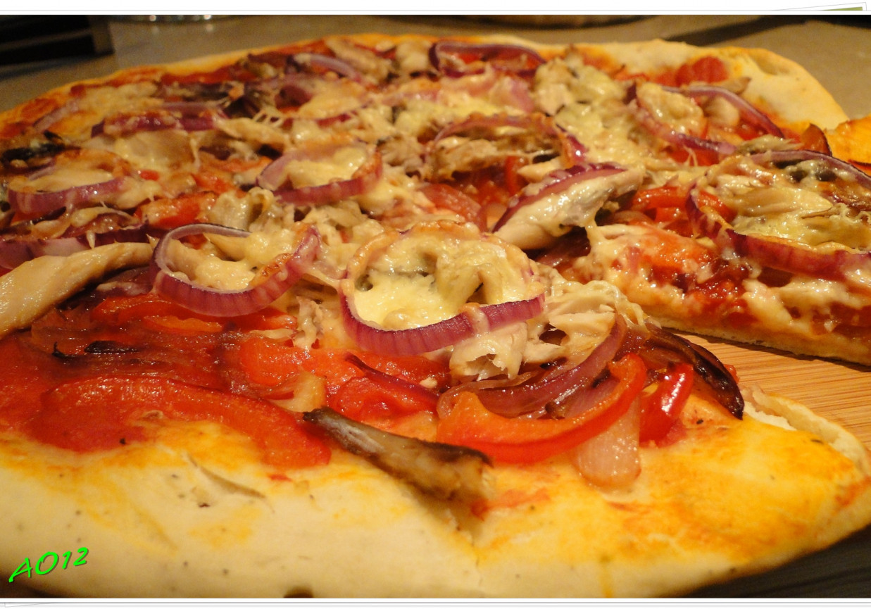 Pizza z wędzoną makrelą i czerwoną cebulą. foto