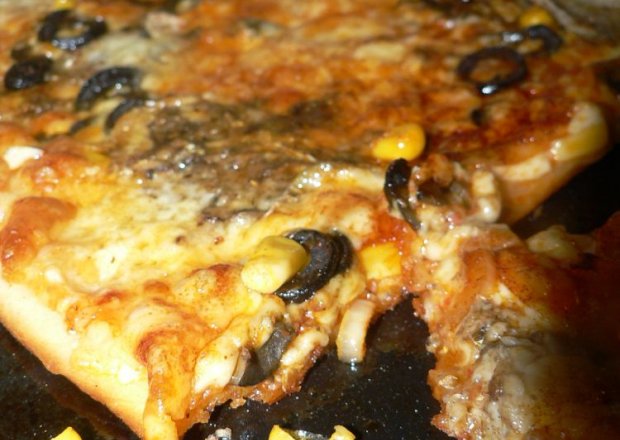 Fotografia przedstawiająca Pizza z wędzoną rybą