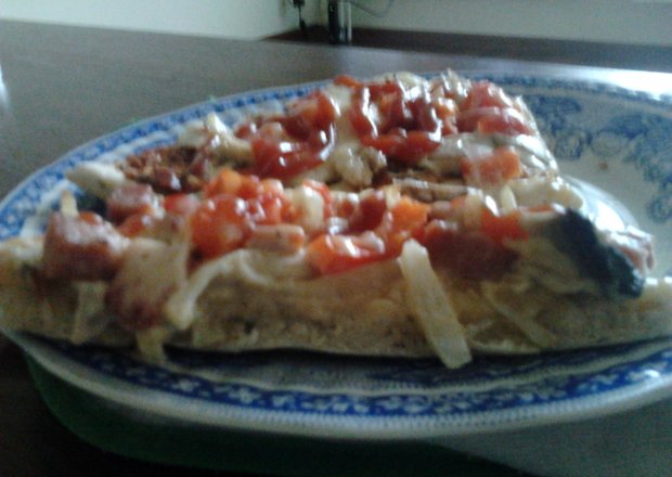 Fotografia przedstawiająca Pizza z wędzoną szynką i papryką