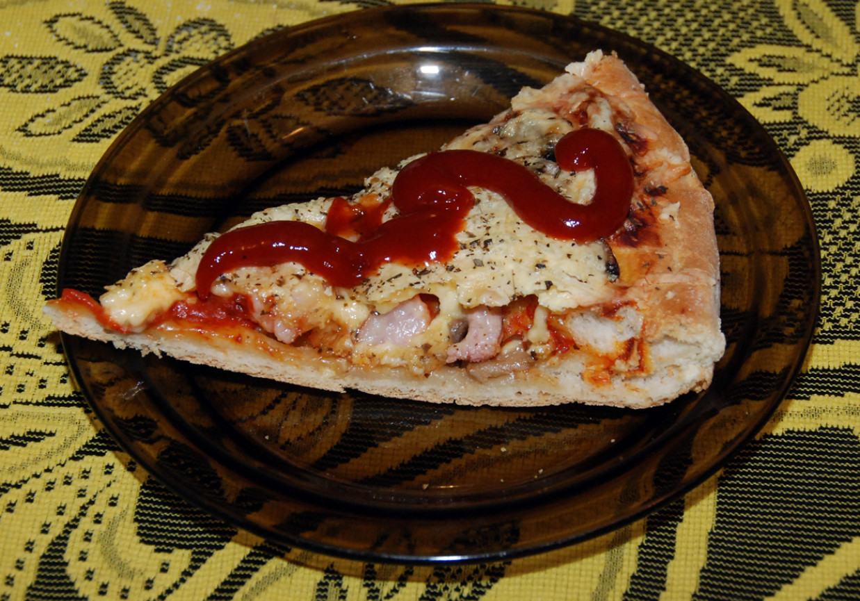 Pizza z wędzonym boczkiem foto