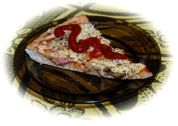 Fotografia przedstawiająca Pizza z wędzonym boczkiem