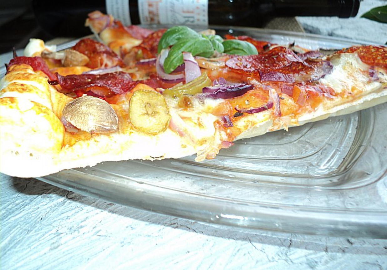 Pizza z wędzonym serem, oliwkami, salami, sosem pomidorowym