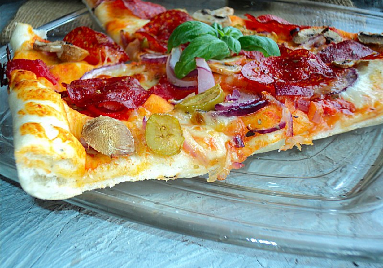 Pizza z wędzonym serem, oliwkami, salami, sosem pomidorowym