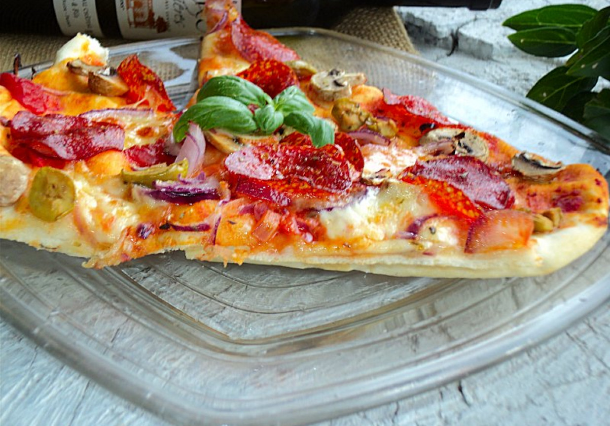 Pizza z wędzonym serem, oliwkami, salami, sosem pomidorowym  foto
