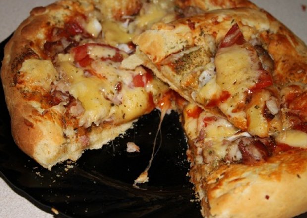 Fotografia przedstawiająca Pizza z wędzonym udkiem i siedmiolatką
