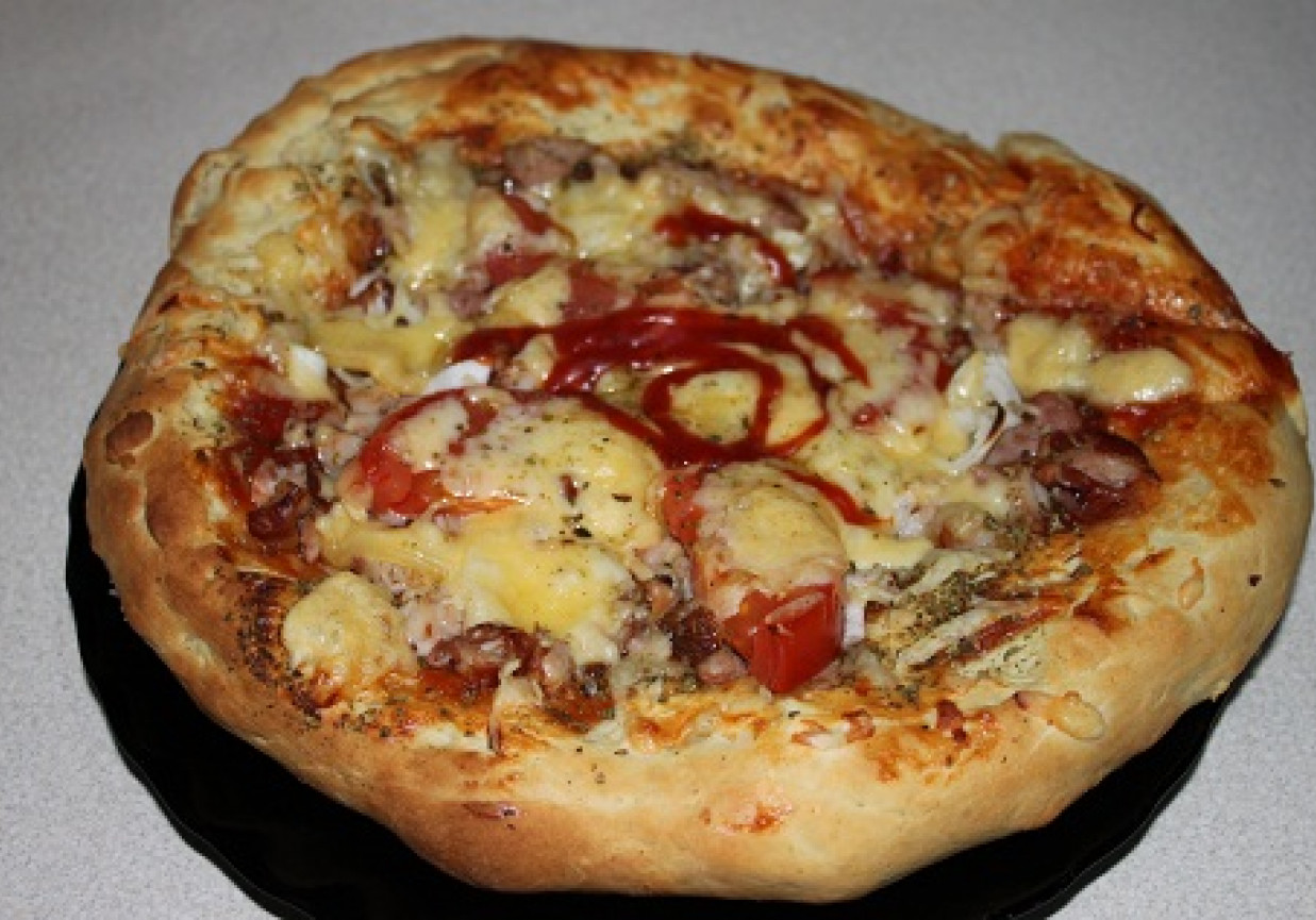 Pizza z wędzonym udkiem i siedmiolatką foto